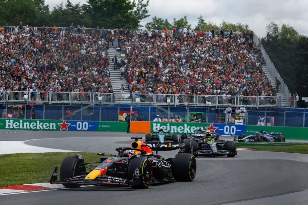 Max Verstappen, Red Bull Racing RB19, Lewis Hamilton, Mercedes F1 W14, Fernando Alonso, Aston Martin AMR23