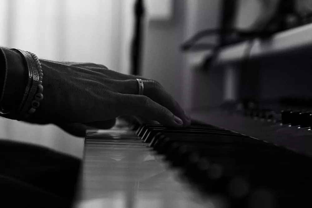Charles Leclerc al piano