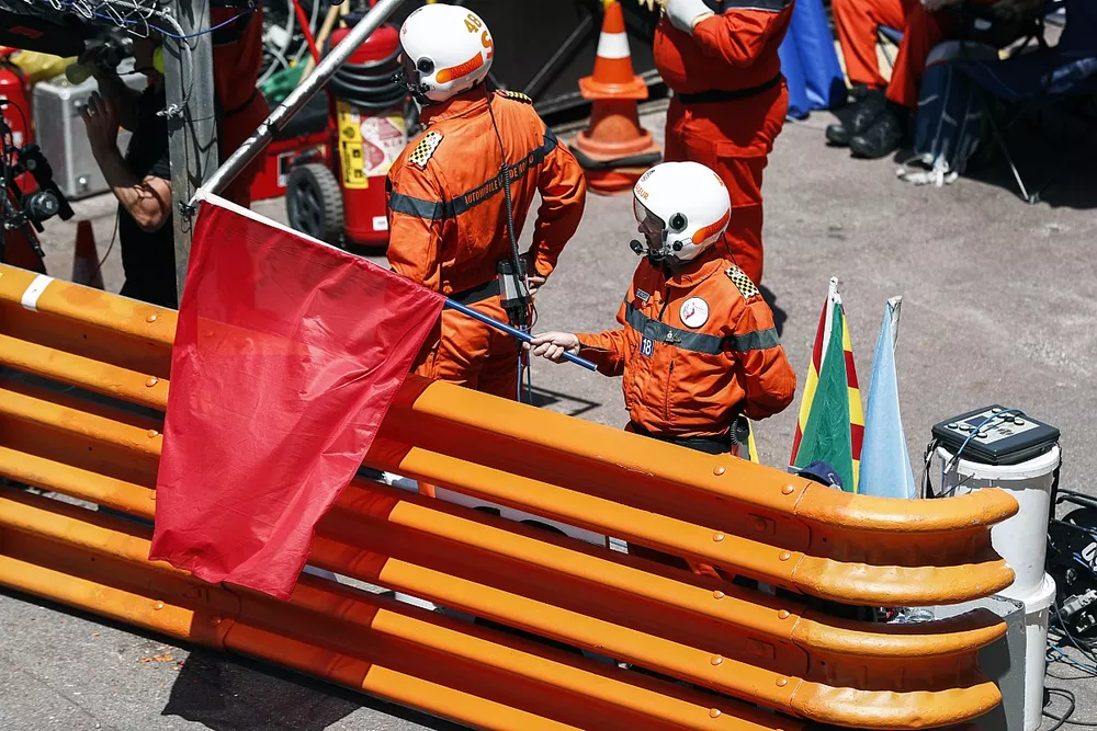 Un commissaire agite le drapeau rouge