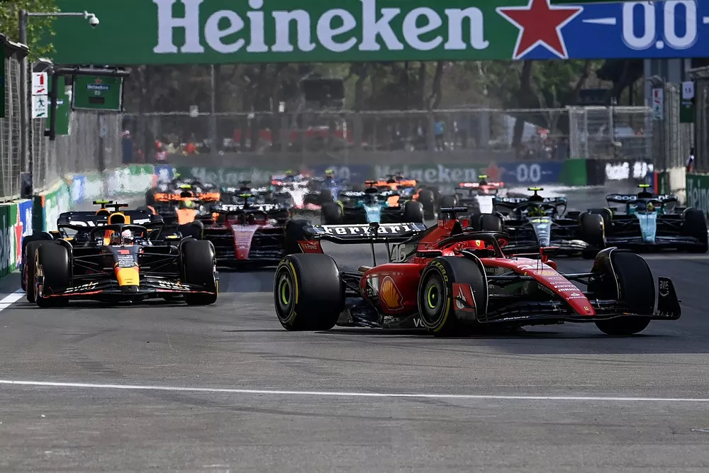 Charles Leclerc, Ferrari SF-23, Max Verstappen, Red Bull Racing RB19, Sergio P&eacute;rez, Red Bull Racing RB19, Carlos Sainz, Ferrari SF-23, el resto de la parrilla en la primera vuelta.