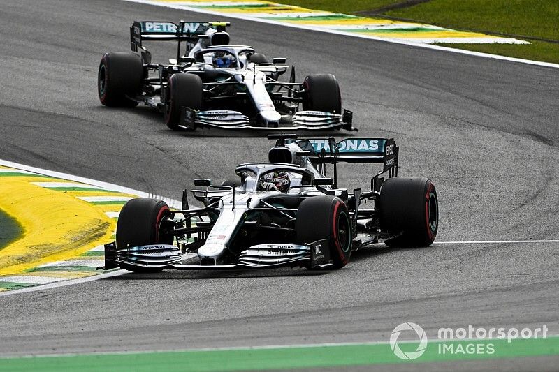 Lewis Hamilton, Mercedes AMG F1 W10 precede Valtteri Bottas, Mercedes AMG W10 