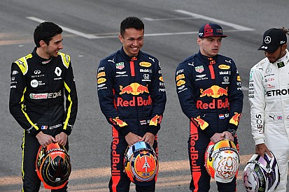 Ocon a rajtrács közepén nyújtott kezet Verstappennek Barcelonában