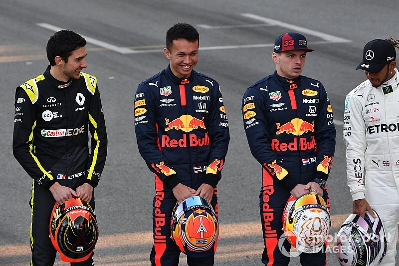 Ocon a rajtrács közepén nyújtott kezet Verstappennek Barcelonában