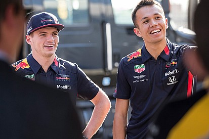 Verstappen: Albon foi a escolha "mais inteligente" para a Red Bull