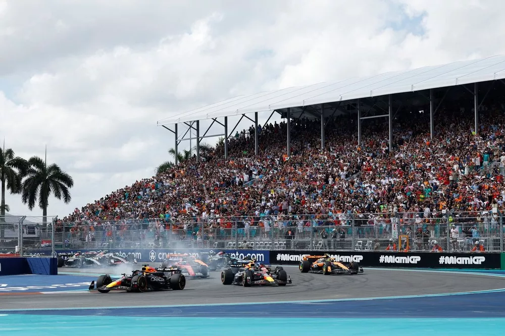 Yarış başlangıcı - Max Verstappen, Red Bull Racing RB20, Sergio Perez, Red Bull Racing RB20 neredeyse ona &ccedil;arpacakken alanı terk ediyor