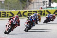 Razgatlioglu le hace un Valentino Rossi a Bautista en el Circuit de Barcelona
