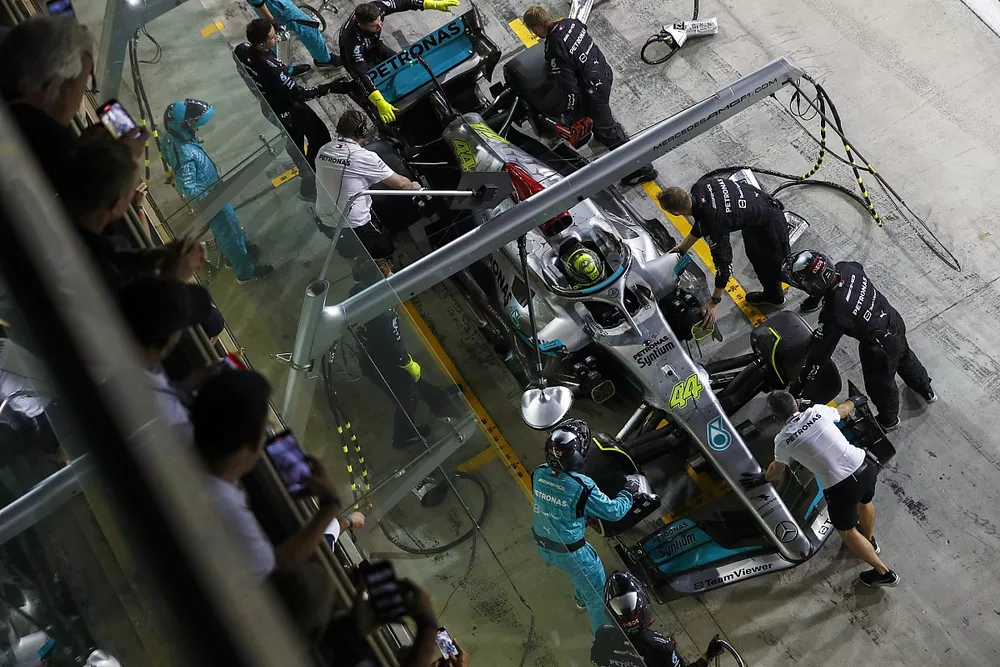 Lewis Hamilton, Mercedes W13, en boxes