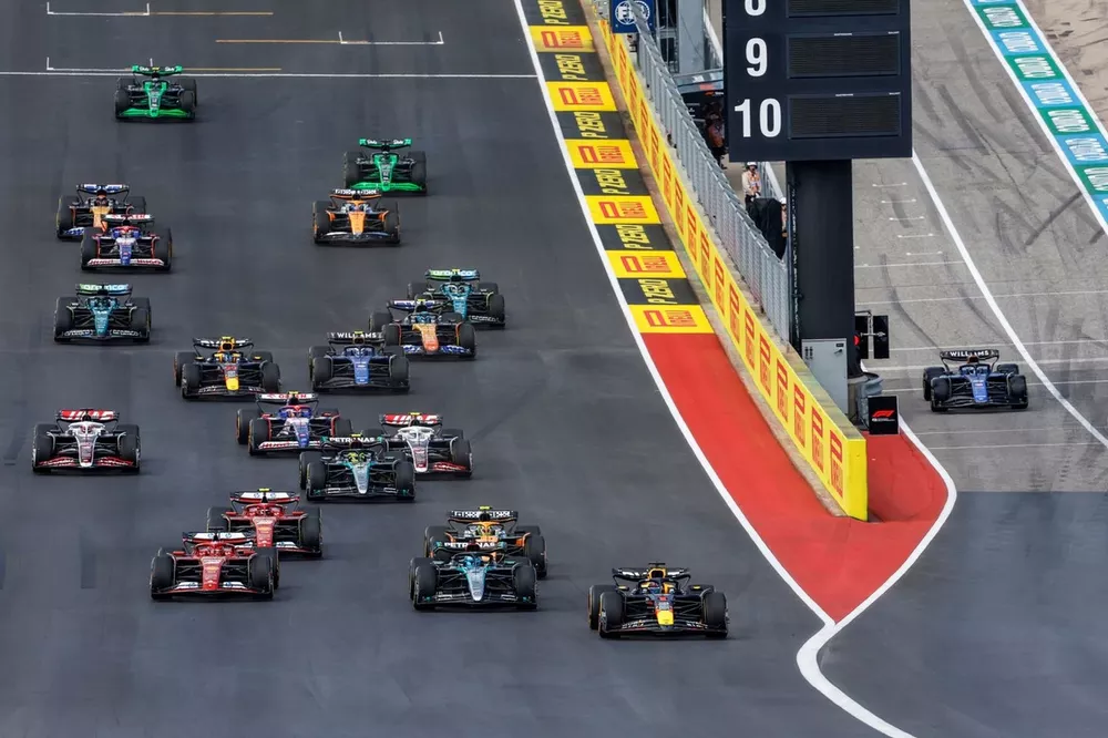Max Verstappen, Red Bull Racing RB20, George Russell, Mercedes F1 W15, Charles Leclerc, Ferrari SF-24, Lando Norris, McLaren MCL38, Carlos Sainz, Ferrari SF-24, Kevin Magnussen, Haas VF-24, de rest van het veld bij de start van de Sprintrace