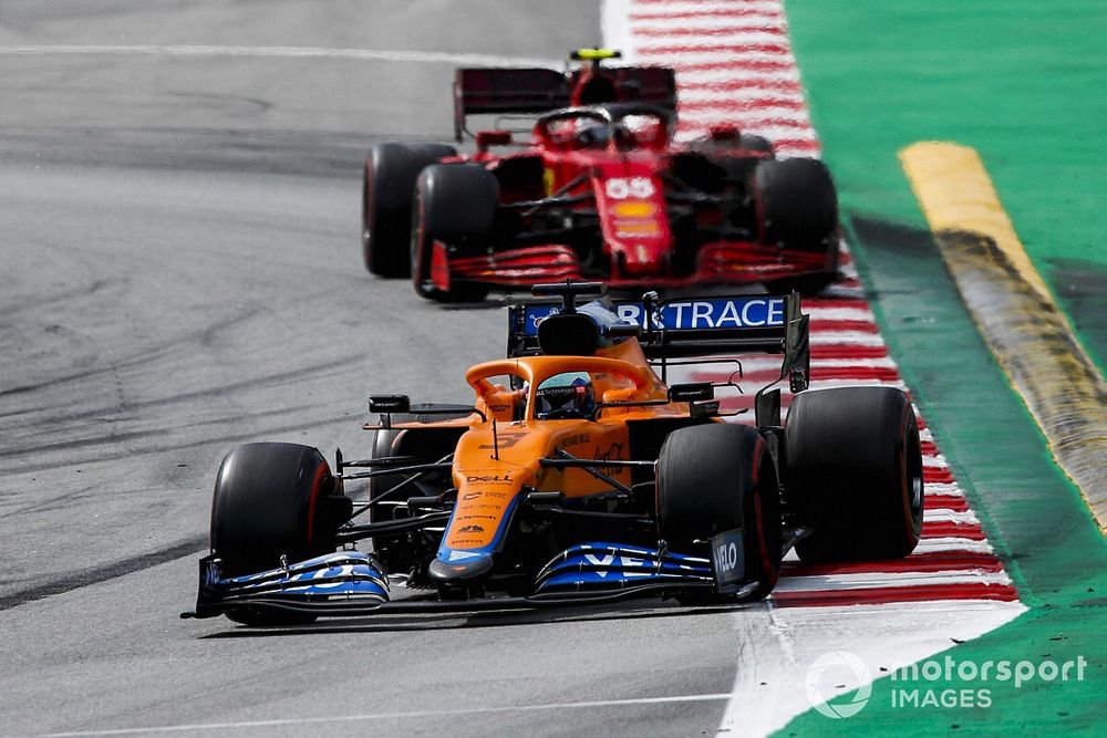 Daniel Ricciardo, McLaren MCL35M, Carlos Sainz Jr., Ferrari SF21