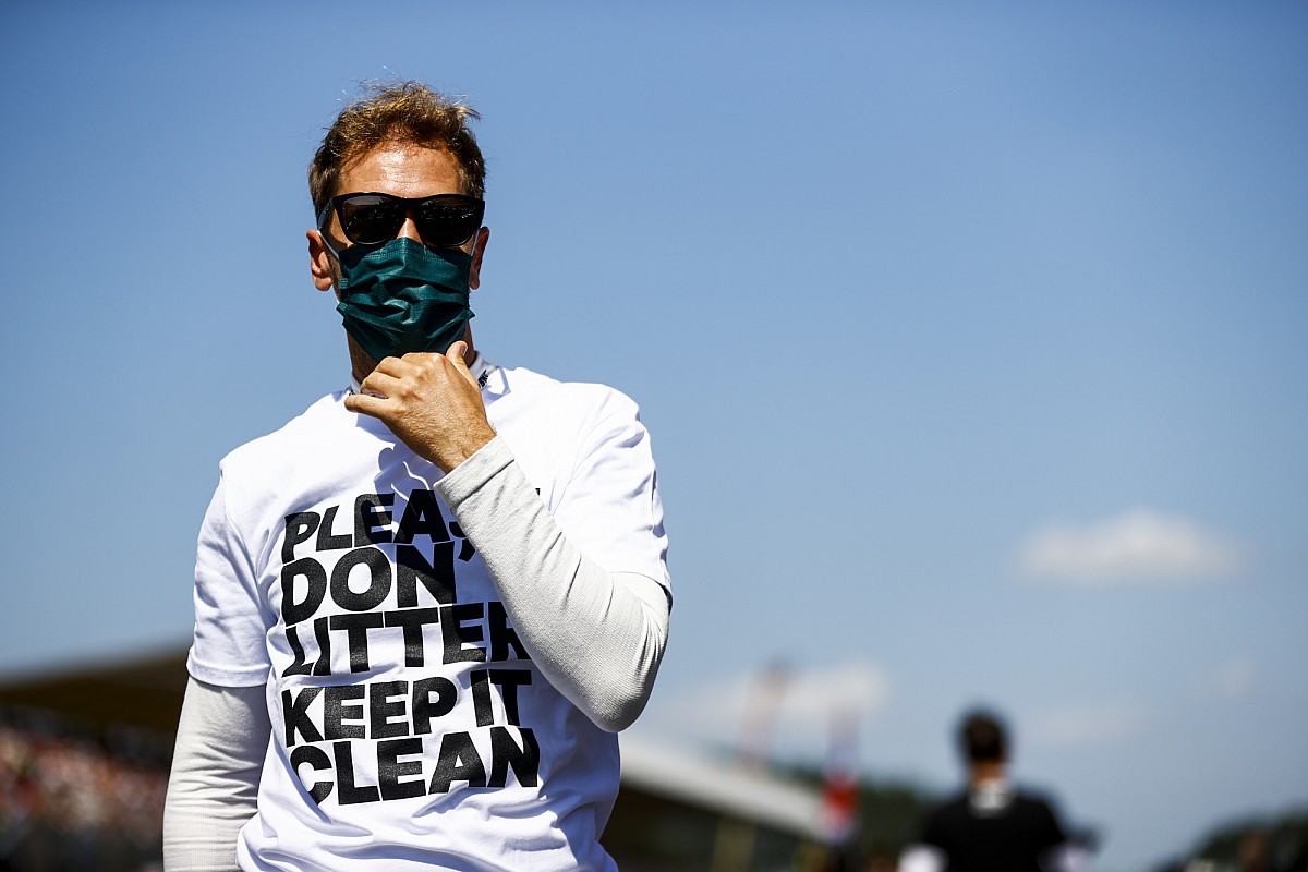 Vettel Perbaiki Suasana Hati dengan Bersihkan Sampah di Silverstone