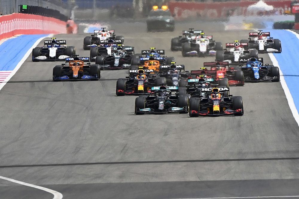 Max Verstappen, Red Bull Racing RB16B, Lewis Hamilton, Mercedes W12, Valtteri Bottas, Mercedes W12, Sergio Perez, Red Bull Racing RB16B,Carlos Sainz Jr., Ferrari SF21, en de rest van het veld bij de start