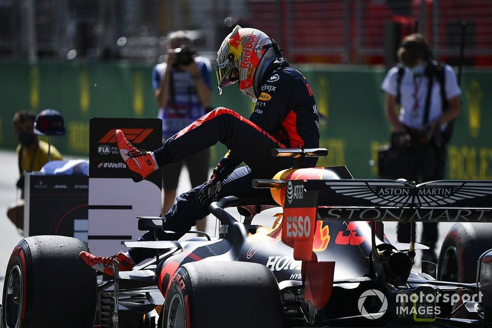 Max Verstappen, Red Bull Racing, scende dalla sua monoposto sulla griglia di partenza dopo la qualifica