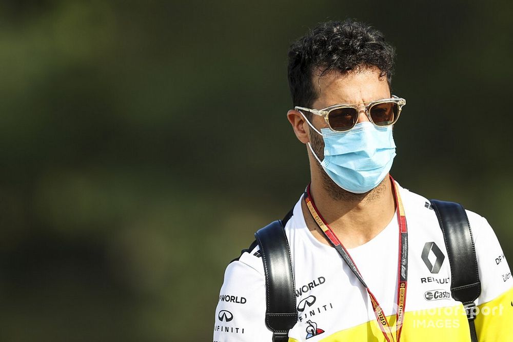 És akkor Ricciardo átrúgta Max szobájának falát...