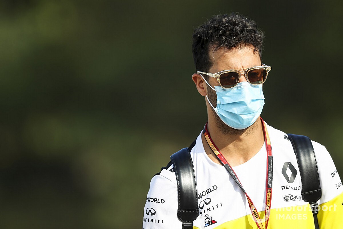 És akkor Ricciardo átrúgta Max szobájának falát...