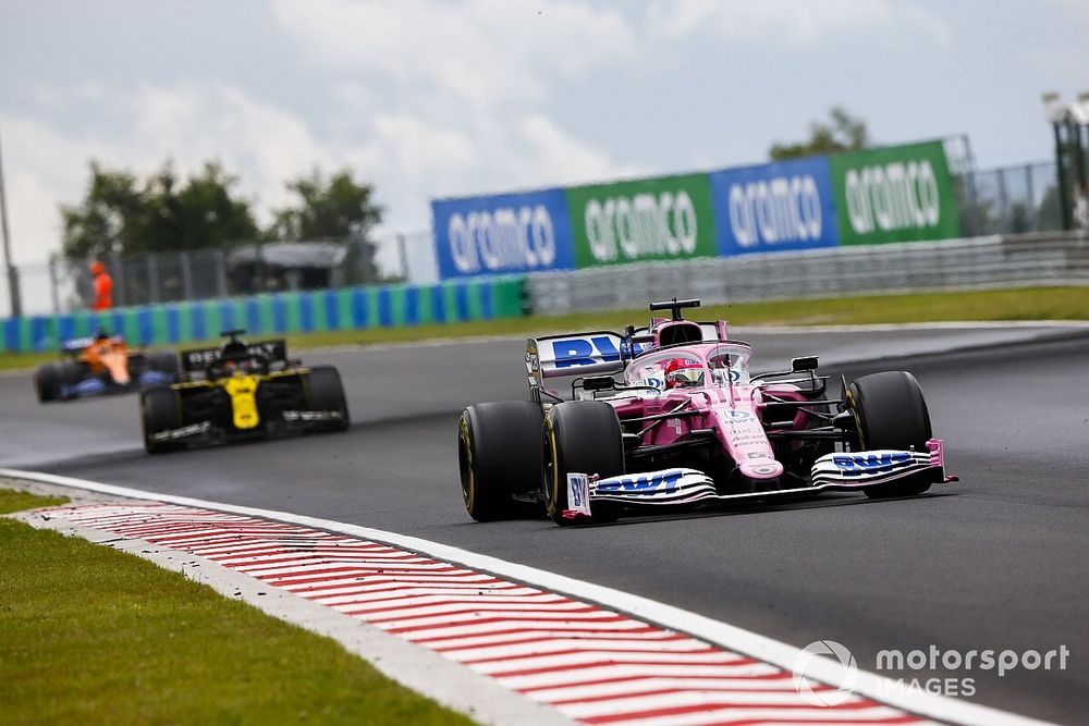 Sergio Perez, Racing Point RP20, et Daniel Ricciardo, Renault F1 Team R.S.20