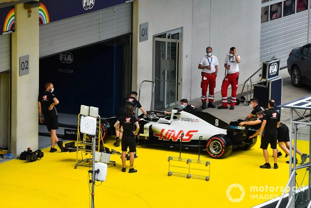 El monoplaza de Romain Grosjean Haas VF-20 es empujado al garaje de inspecci&oacute;n t&eacute;cnica de la FIA