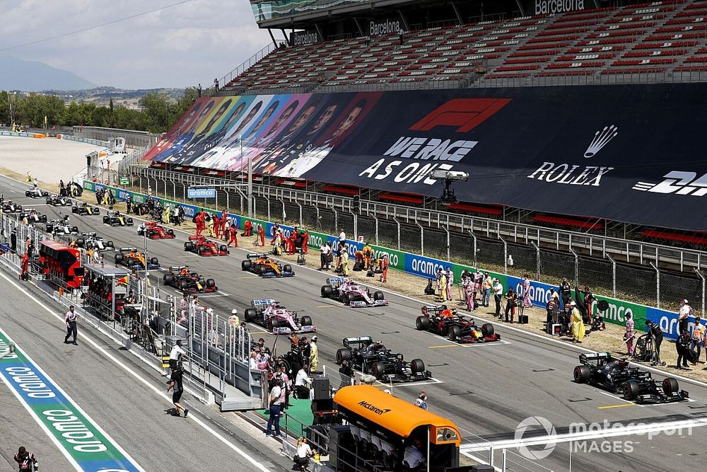 Mechanics clear the grid as the drivers preapre to start the formation lap