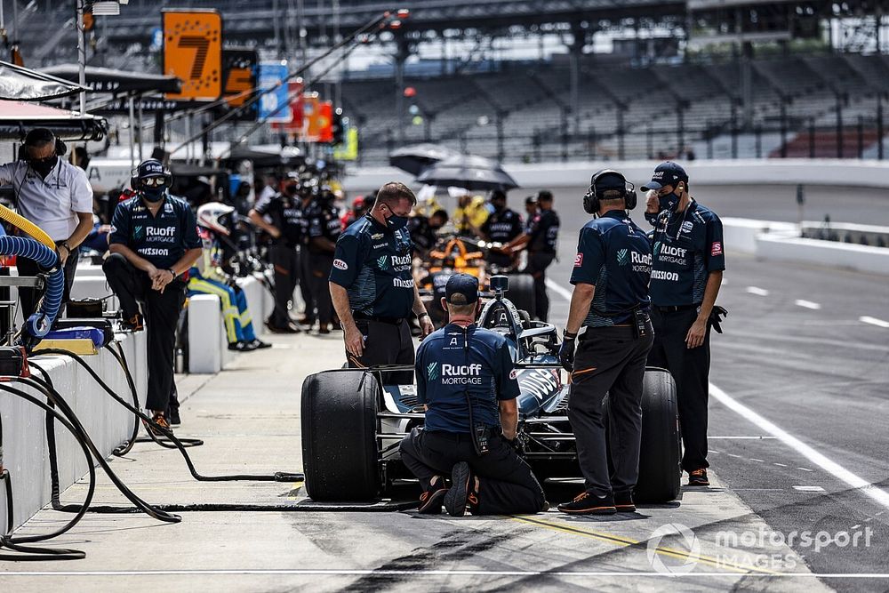 El equipo de Alonso recibió permiso especial para trabajar hasta tarde