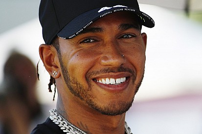 Hamilton sbotta: "Resto in Mercedes, non sogno altro"