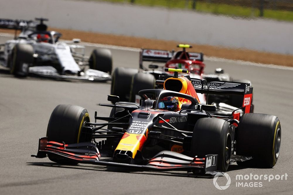 Albon ütközött, büntetést kapott, a mezőny végére került, mégis 8. lett Silverstone-ban
