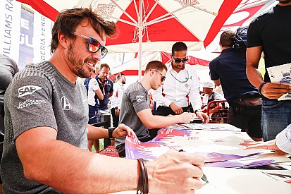 Villeneuve: „Alonso jól csinálja, menjen csak!”