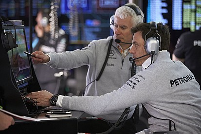 Прорыв Хэмилтона и отставание Боттаса стали загадкой для Mercedes