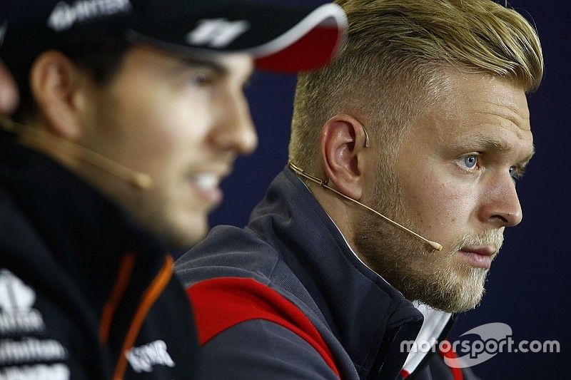 Sergio Perez, Force India, Kevin Magnussen, Haas F1 Team, en la conferencia de prensa de la FIA