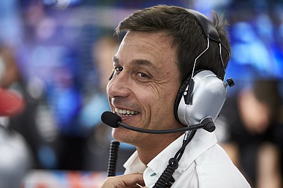 Wolff: "Giochi di squadra? Valuteremo ogni situazione in gara"