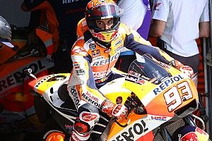 Marquez klopt Ducati's in slotfase vochtige warm-up Brno