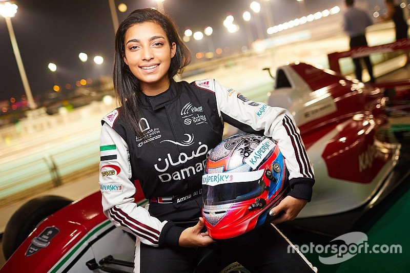 آمنة القبيسي أوّل فتاة عربية إماراتية تشارك في سباقات الفورمولا 4 في أوروبا