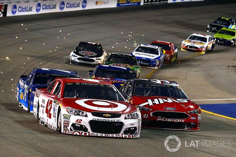 Ларсон выиграл последнюю гонку регулярного сезона NASCAR