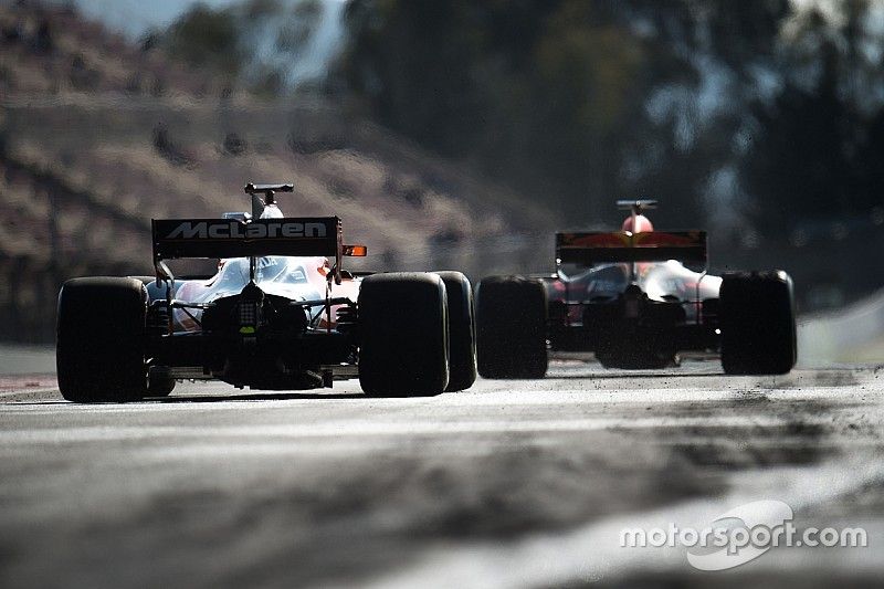 Stoffel Vandoorne, McLaren MCL32 y Max Verstappen, Red Bull Racing RB13