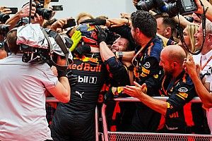 Verstappen ‘superblij’ met overwinning: “Vanavond het vliegtuig afbreken”