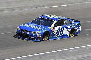 Jimmie Johnson aparece no fim e brilha no Texas