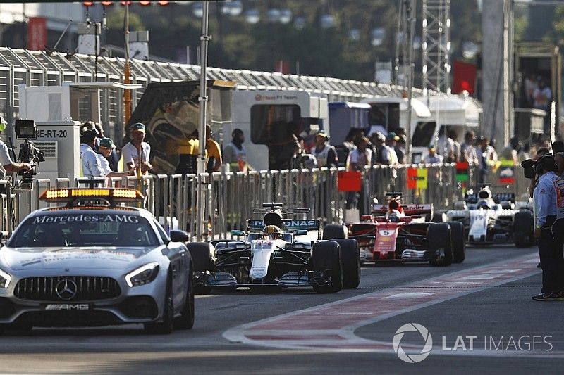 El safety car se alinea en el pit lane por delante de Lewis Hamilton, Mercedes AMG F1 W08