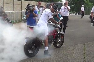 VÍDEO: Hamilton faz burnout com moto após vitória na Hungria