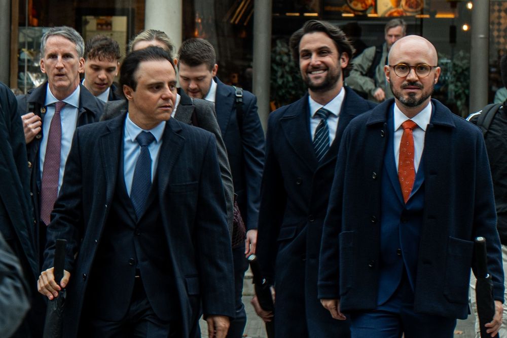 Felipe Massa e seu irmão e empresário Dudu Massa chegam à Corte Inglesa, acompanhados pelos advogados Bernardo Viana, Nick de Marco, Kendrah Potts, Rowan Senett, Luke Duggan, Jeffrey Sullivan e Callum Nichols.