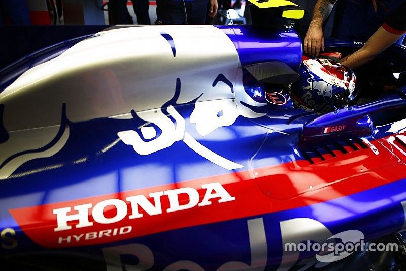 Pierre Gasly, Toro Rosso STR13, in his cockpit.