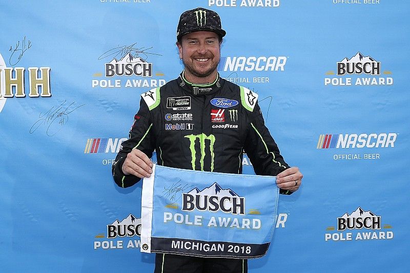 Kurt Busch, Stewart-Haas Racing, Ford Fusion Monster Energy / Haas Automation, pole award