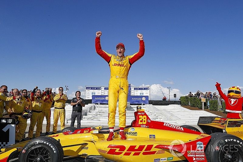 Ryan Hunter-Reay, Andretti Autosport Honda, festeggia nella victory lane