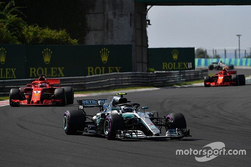 Valtteri Bottas, Mercedes-AMG F1 W09 leads Sebastian Vettel, Ferrari SF71H