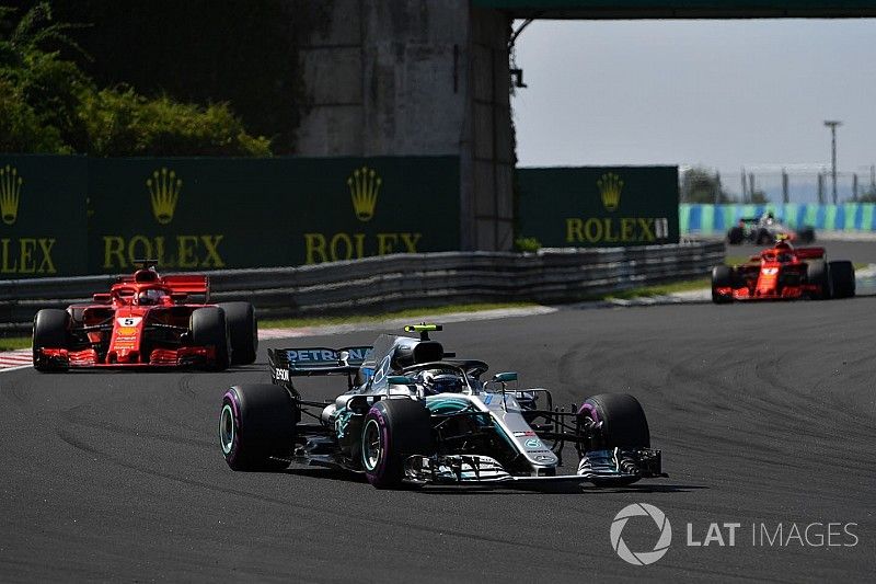Bottas reclama ao ser chamado de “ajudante” por Wolff