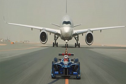 Відео: Формула Е відзначила спонсорство Qatar Airways гонкою між літаком і машиною