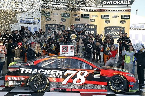 Martin Truex se lleva una emotiva victoria de Kansas