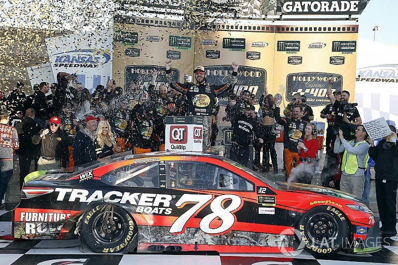 Truex faz prova de recuperação e vence no Kansas