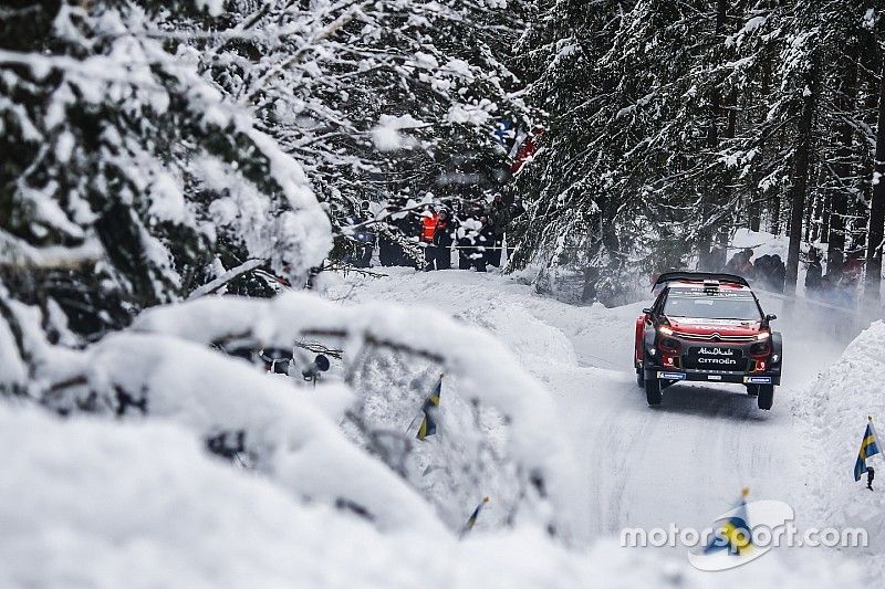 Videón, ahogy Tänak belerohan Meeke-be a Svéd Ralin
