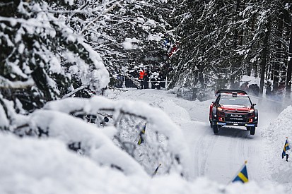 Videón, ahogy Tänak belerohan Meeke-be a Svéd Ralin