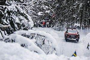Videón, ahogy Tänak belerohan Meeke-be a Svéd Ralin