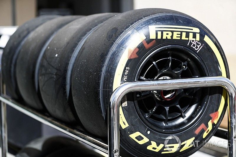 Neum&aacute;ticos Pirelli en un rack