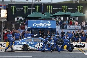 Как проходят самые отчаянные пит-стопы NASCAR: видео